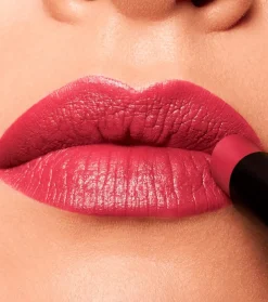 Barra de labios de larga duración acabado mate The Slim Stick - 105: Velvet Punch