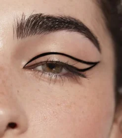 Delineador de ojos líquido Angy Garrido