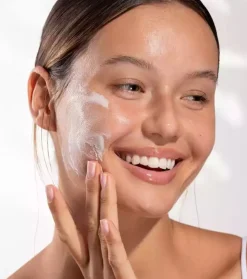 *Glaze & Glow* - Esencia facial en textura lechosa