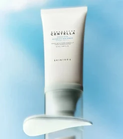 *Hyalu-Cica* - Protector solar facial en sérum Water-Fit SPF50+ PA++++