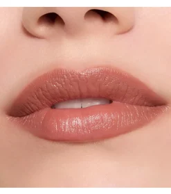 Lápiz de labios Creamy Nudes - 050: Happy Hazelnut