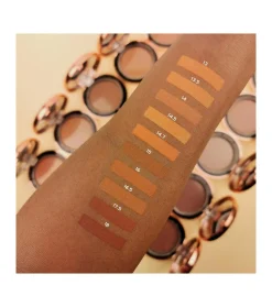 Revolution - Base de maquillaje en polvo Conceal & Define - P18